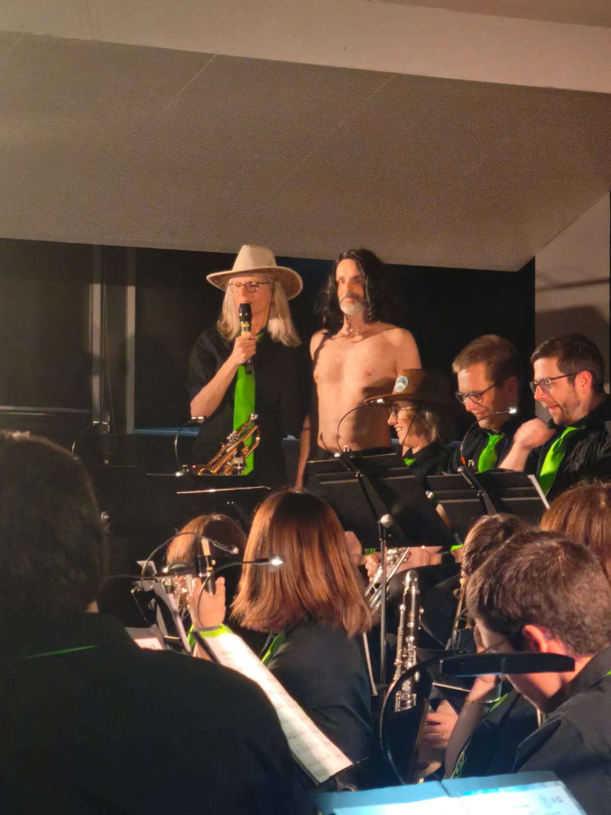 L'Harmonie de Nuits-Saint-Georges avec des déguisements