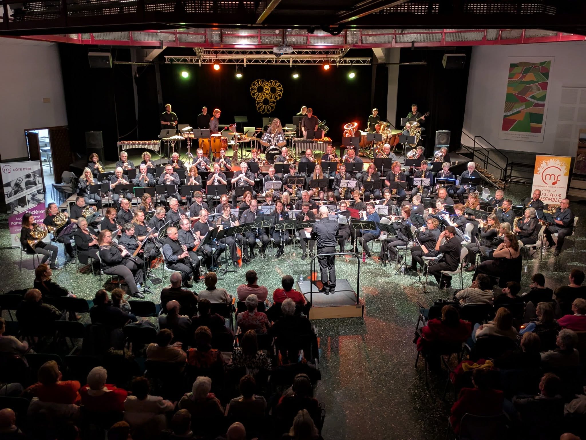 Photo de groupe réunissant trois harmonies lors d'un concert