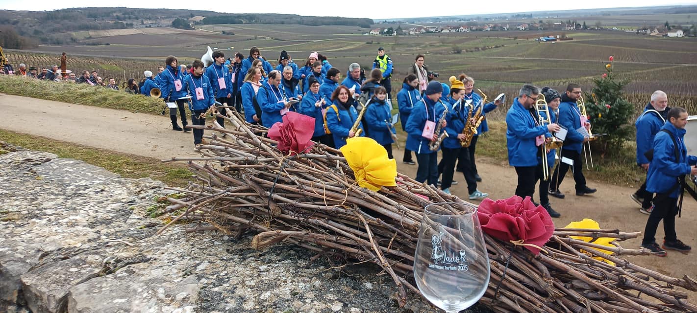 L'Harmonie de Nuits-Saint-Georges en défilé à la Saint-Vincent