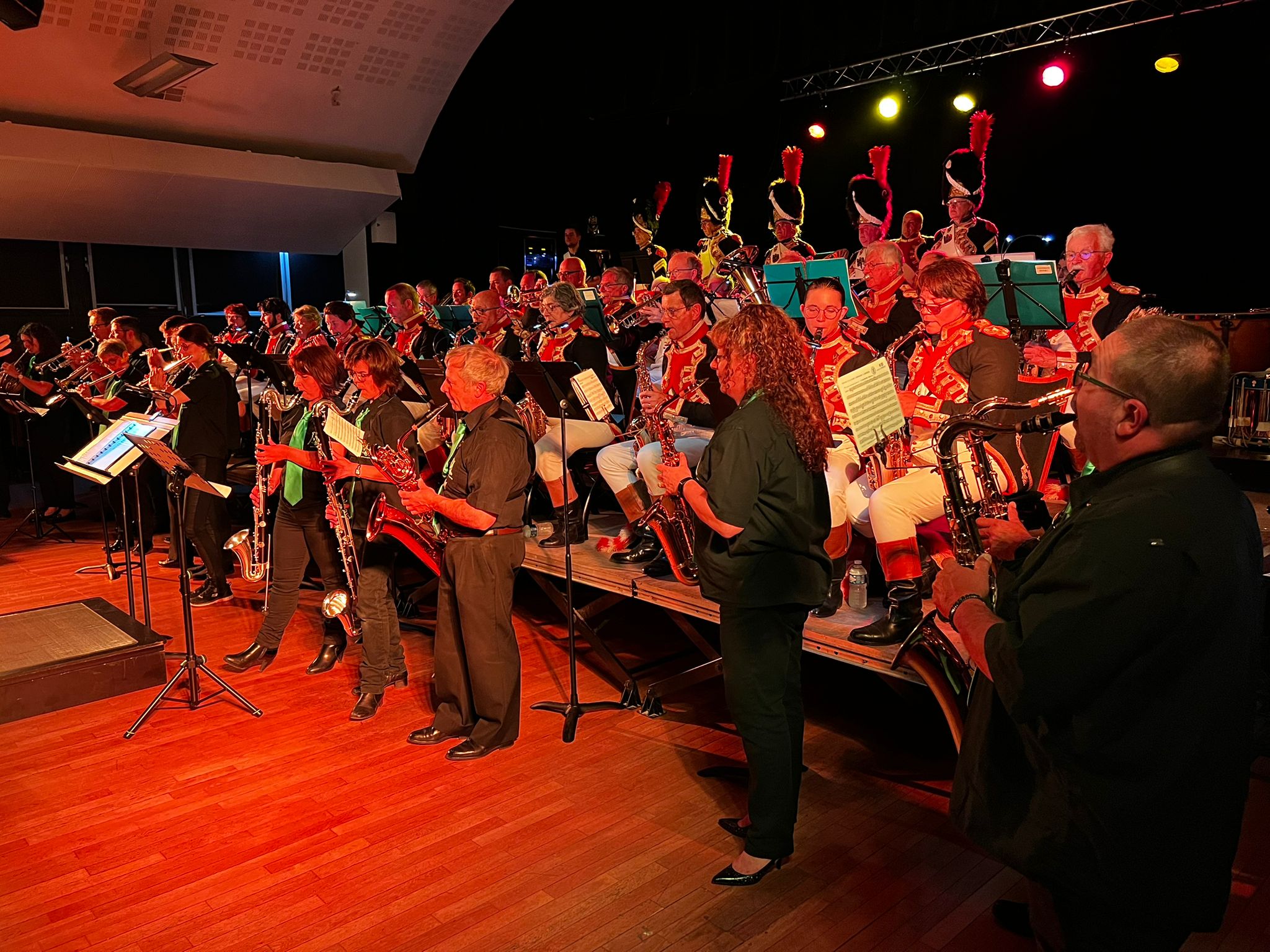 Photo de groupe de l'Harmonie de Nuits-Saint-Georges avec la Garde Impériale de Dijon