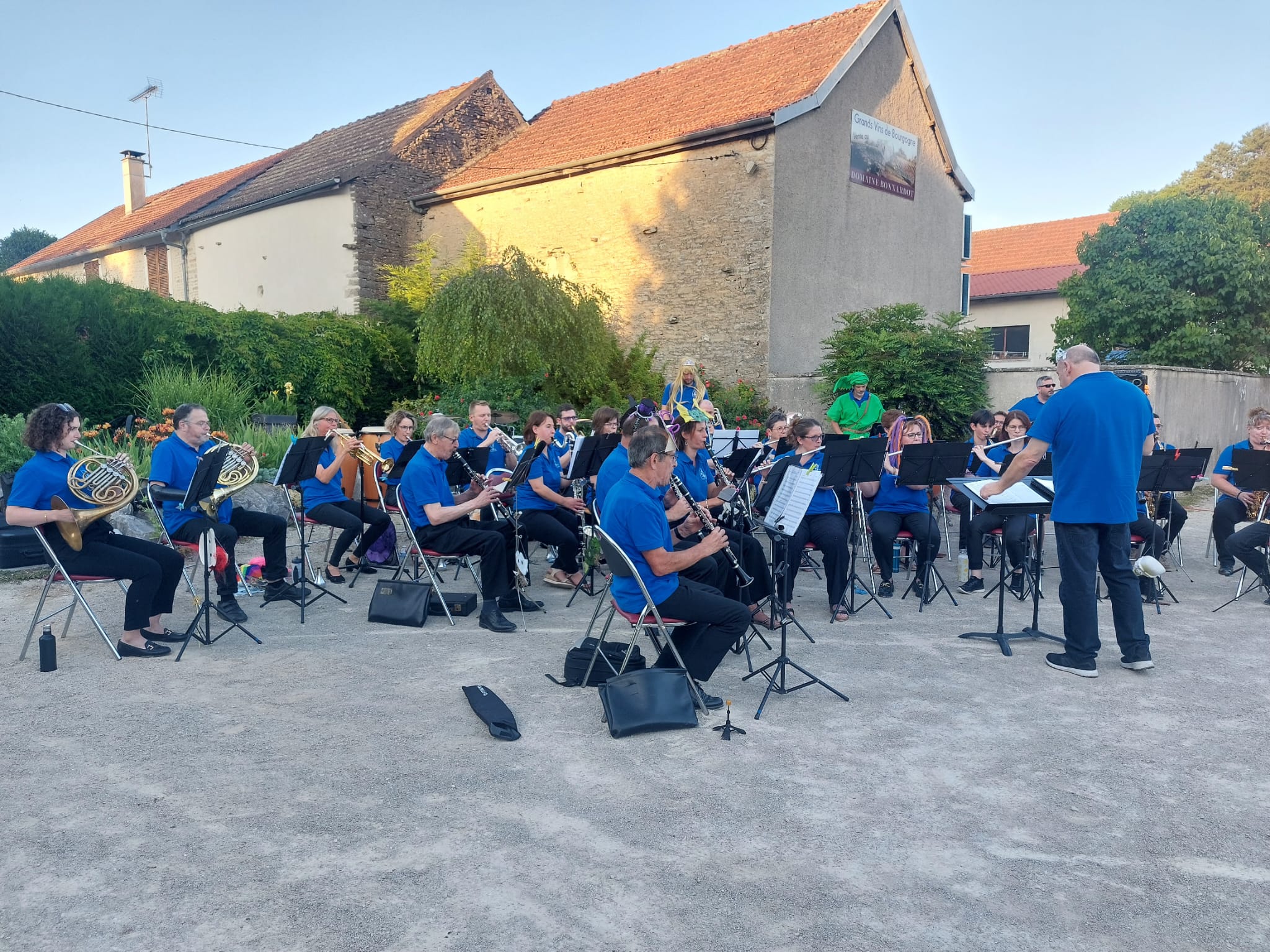 L'Harmonie de Nuits-Saint-Georges en concert dans un village